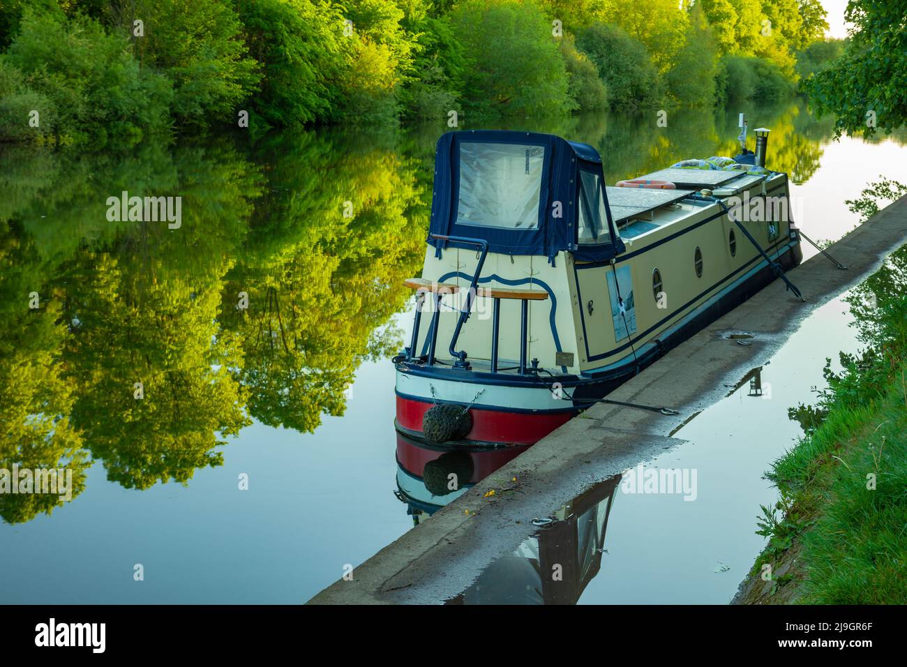 Barca stretta sul fiume Ouse a York, North Yorkshire, Inghilterra. Foto Stock