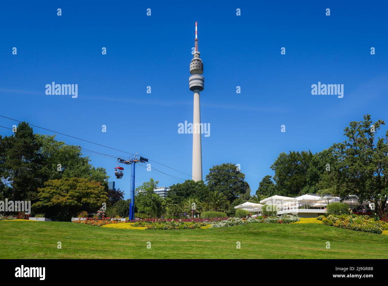 Dortmund, Renania settentrionale-Vestfalia, Germania - Westfalenpark Dortmund con funivia di fronte alla torre della televisione Florian. Foto Stock