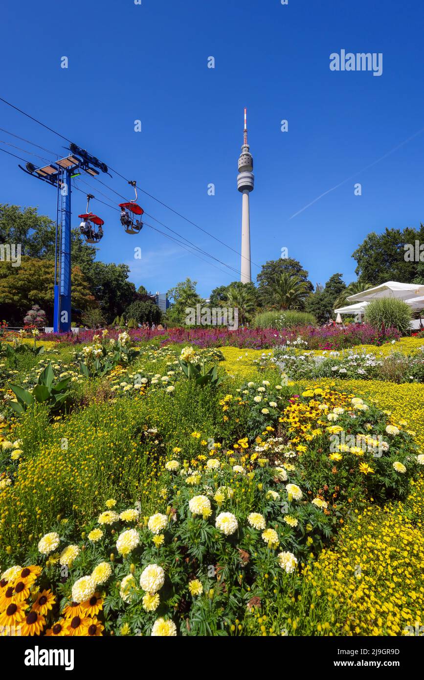 Dortmund, Renania settentrionale-Vestfalia, Germania - Westfalenpark Dortmund con funivia di fronte alla torre della televisione Florian. Foto Stock