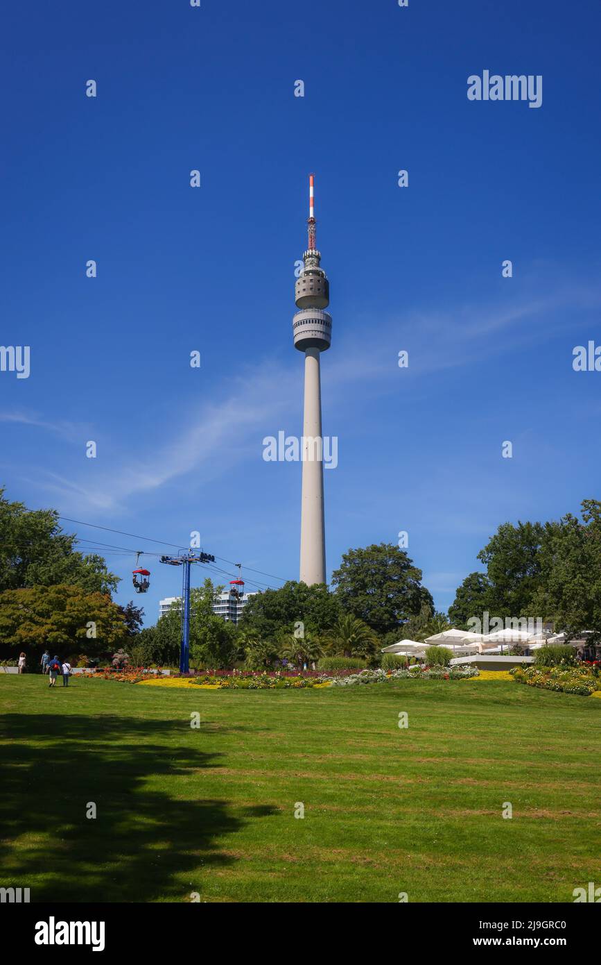 Dortmund, Renania settentrionale-Vestfalia, Germania - Westfalenpark Dortmund con funivia di fronte alla torre della televisione Florian. Foto Stock