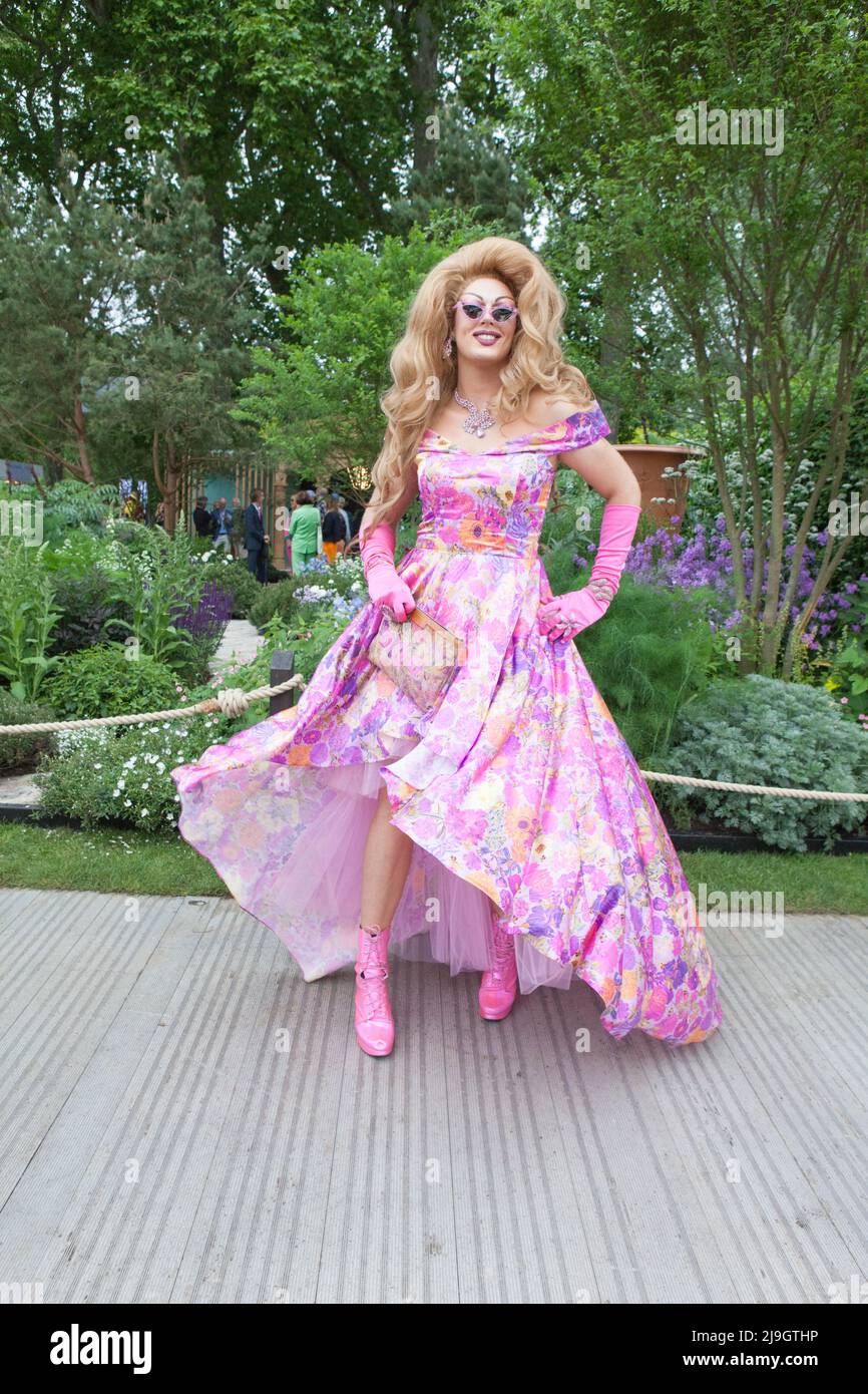 Londra, UK, 23 maggio 2022: Chelsea Flower Show preview day: The drag Queen Gardener. Anna Watson/Alamy Live News Foto Stock