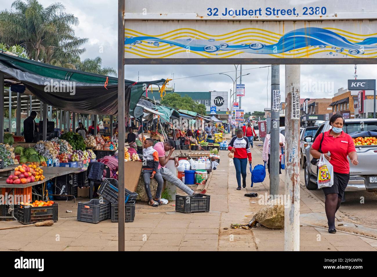 Bancarelle del mercato alimentare nella strada principale della città Piet Retief / Mkhondo, Gert Sibande, provincia Mpumalanga, Sudafrica Foto Stock
