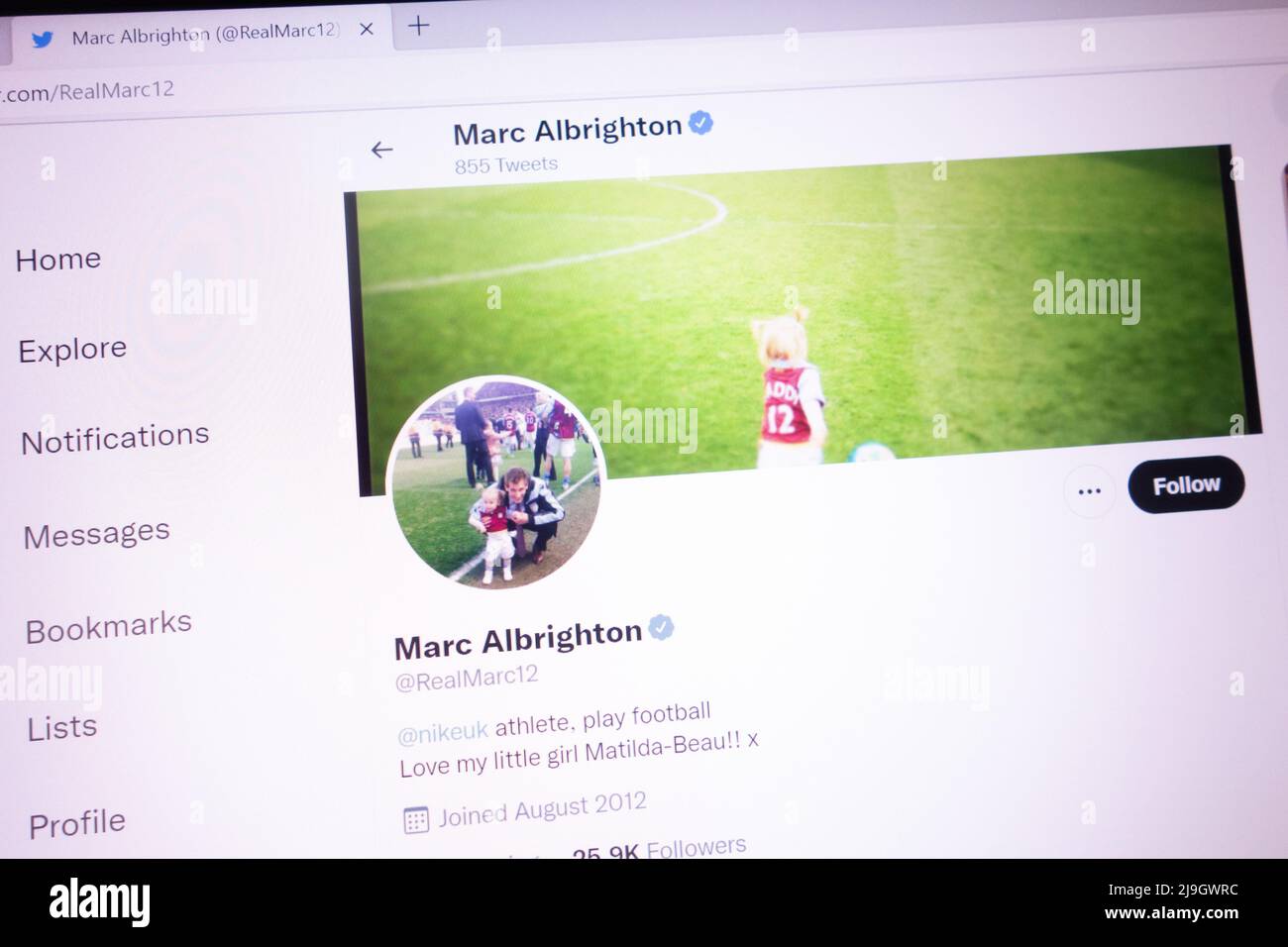 KONSKIE, POLONIA - 21 maggio 2022: Account Twitter ufficiale Marc Albrighton visualizzato sullo schermo del laptop Foto Stock
