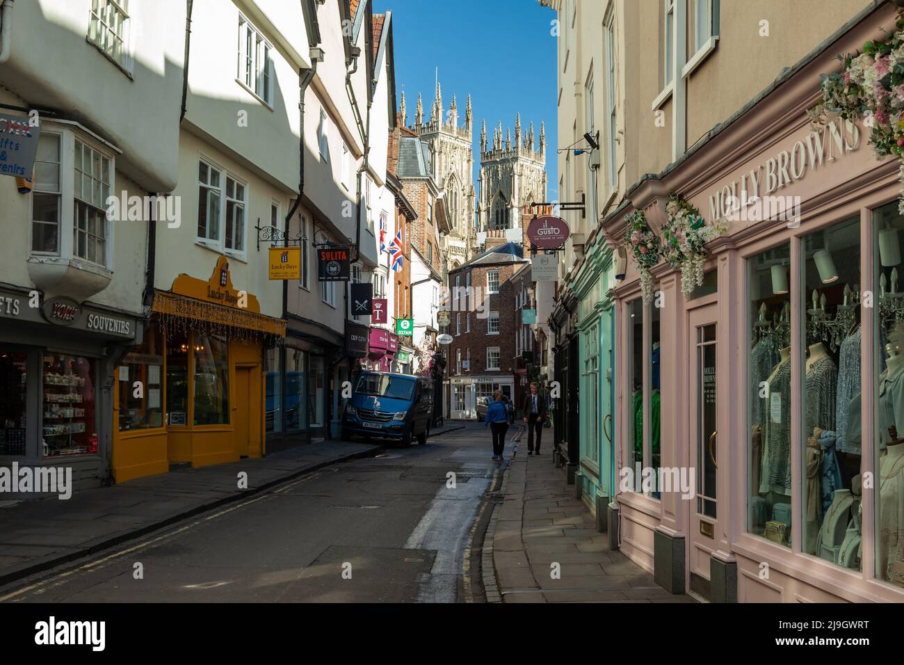Mattina a basso Petergate a York, Inghilterra. Foto Stock