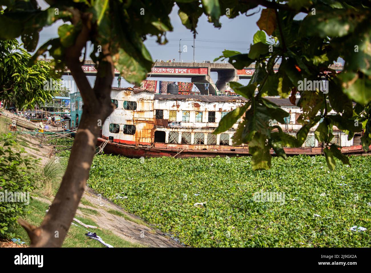 La casa di riposo galleggiante meno a buon mercato nel mondo che non avete mai visto. È possibile affittare una camera per soli 05-10 centesimi (BD 50-100taka. Foto Stock