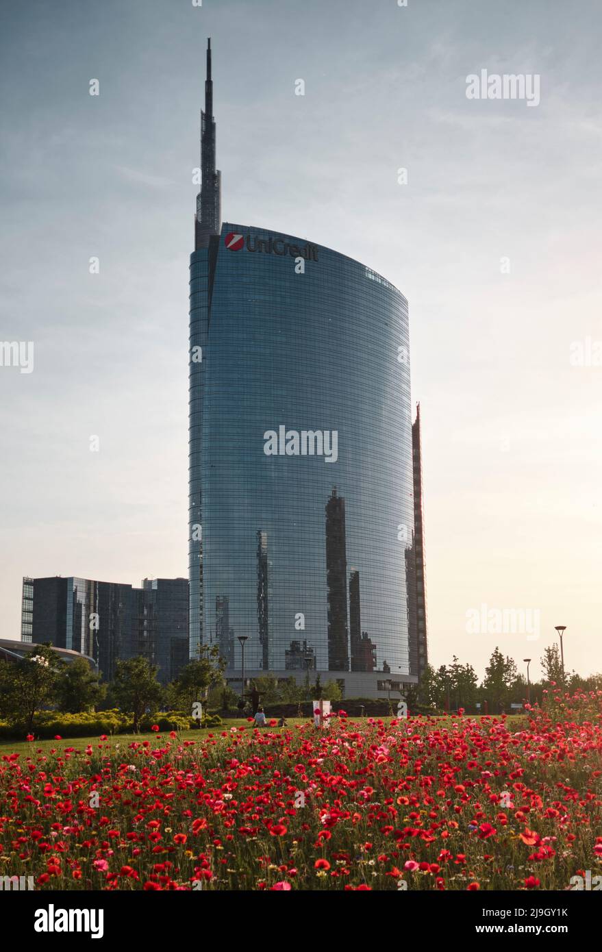 Milano, Italia - 10 maggio 2022: I fiori di tulipani e i moderni edifici e giardini del nuovo quartiere degli affari Foto Stock