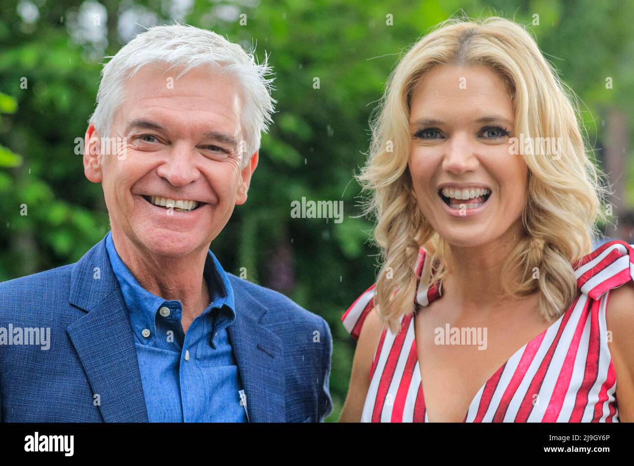 Chelsea, Londra, Regno Unito. 23rd maggio 2022. I presentatori televisivi Phillip Schofeld e Charlotte Hawkins. Chelsea Flower Show Press Day presenta in anteprima lo spettacolo che ritorna al Royal Hospital Chelsea e quest'anno si svolge dal 24 al 28 maggio. Credit: Imagplotter/Alamy Live News Foto Stock