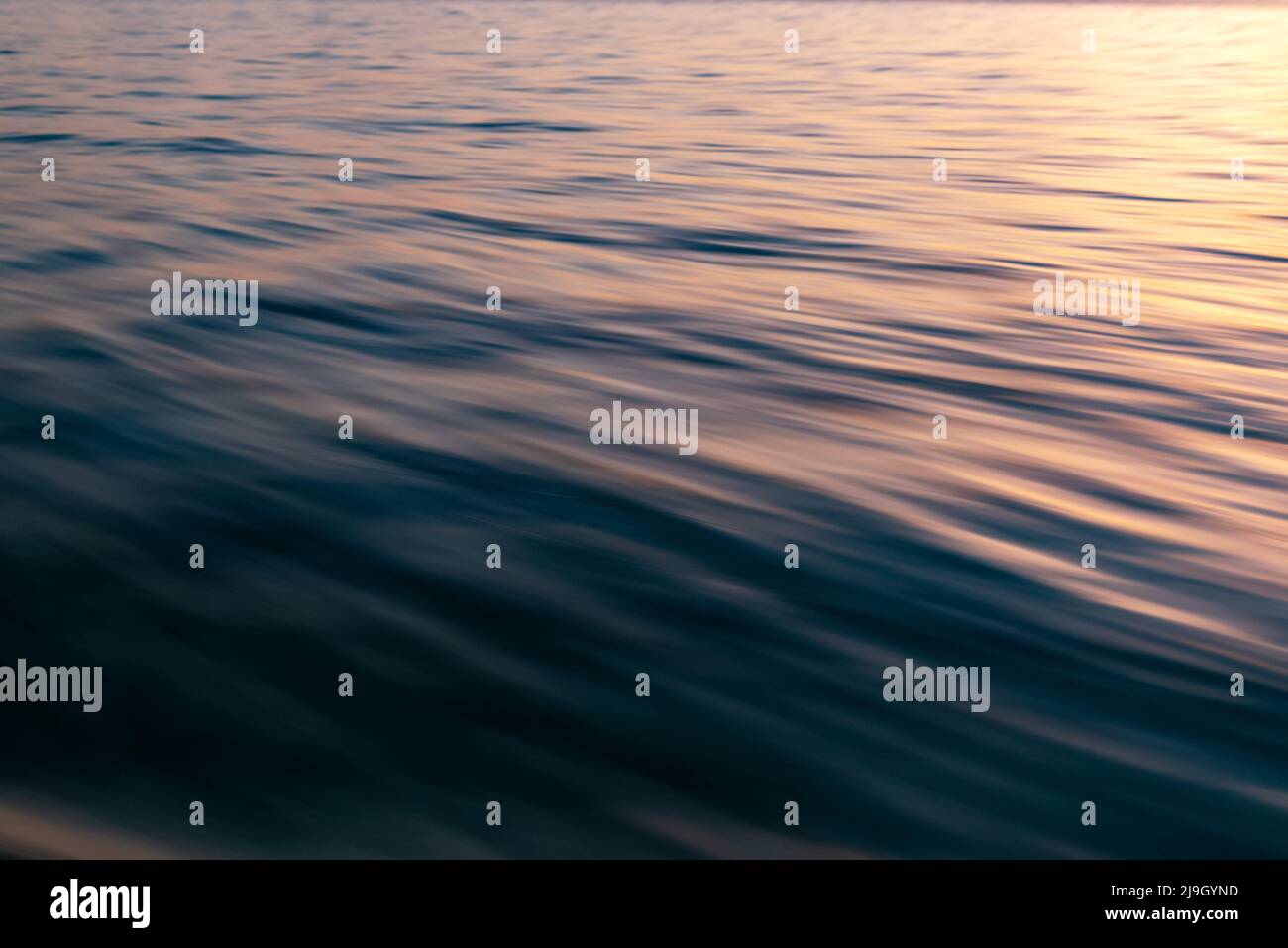 Sfocatura del movimento dell'onda dell'oceano con luce dell'alba Foto Stock