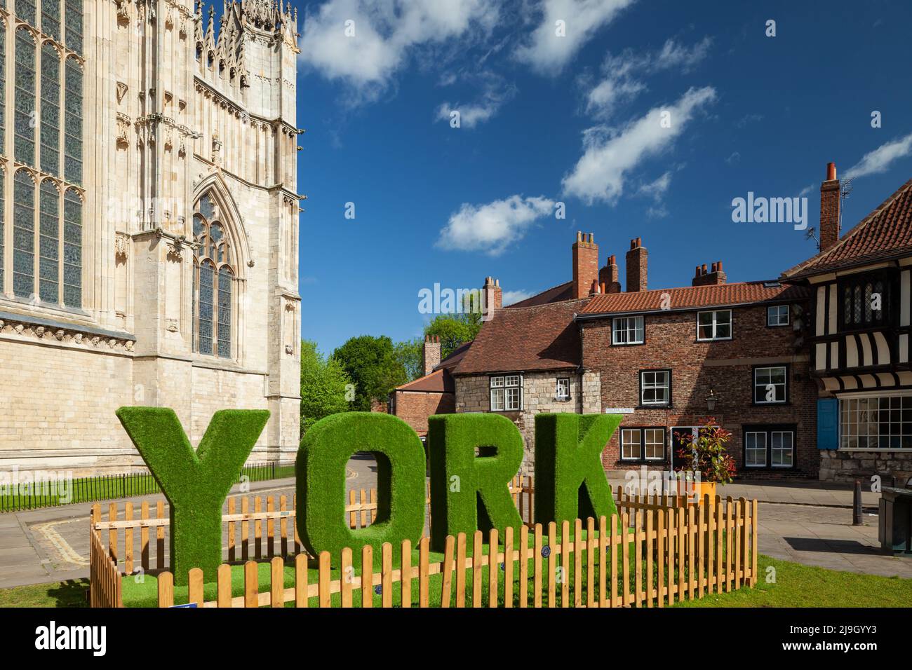Mattina di primavera a Minster Yard a York, North Yorkshire, Inghilterra. Foto Stock