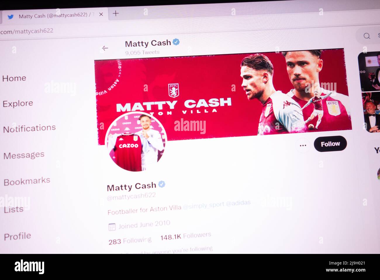 KONSKIE, POLONIA - 21 maggio 2022: Account Twitter ufficiale Matty Cash visualizzato sullo schermo del laptop Foto Stock