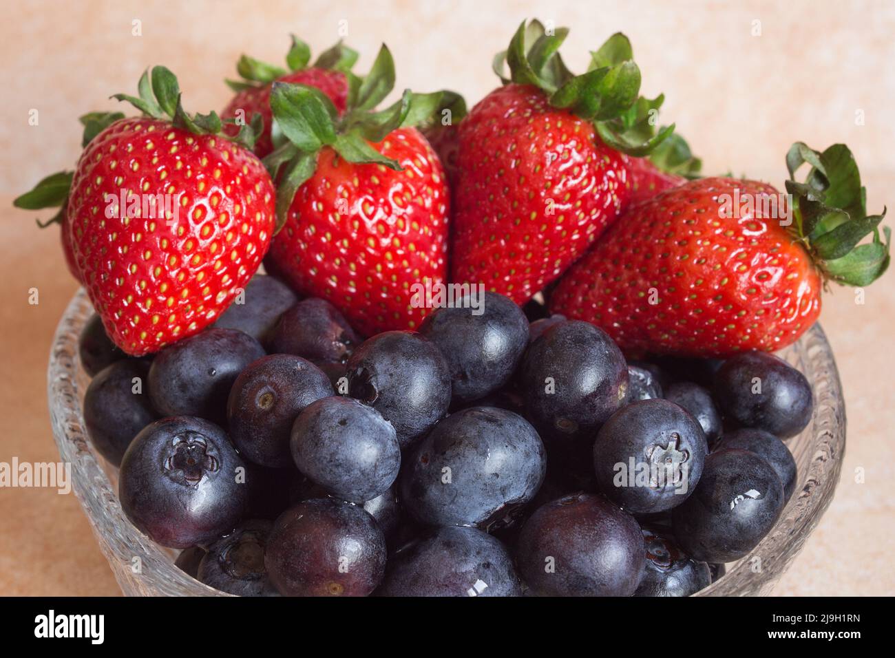Primo piano di mirtilli e fragole. Frutta e salute. Foto Stock