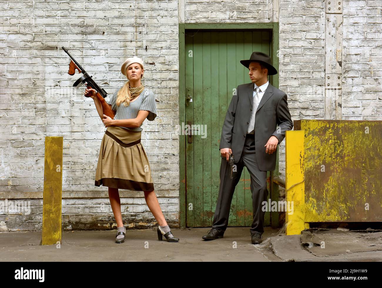 Una giovane coppia si veste in 1930 capi di abbigliamento stile. Ognuno di  loro porta un'arma come agiscono il ruolo del famoso duo gangster Bonnie e  Clyde Foto stock - Alamy