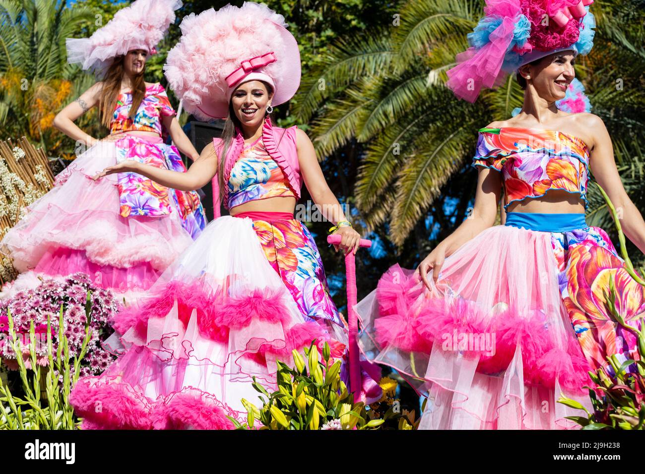 Funchal, Madeira - 8 maggio 2022: Il famoso Festa da Flor di Madeira. Donne che ballano nella sfilata dei fiori a Funchal. Foto Stock