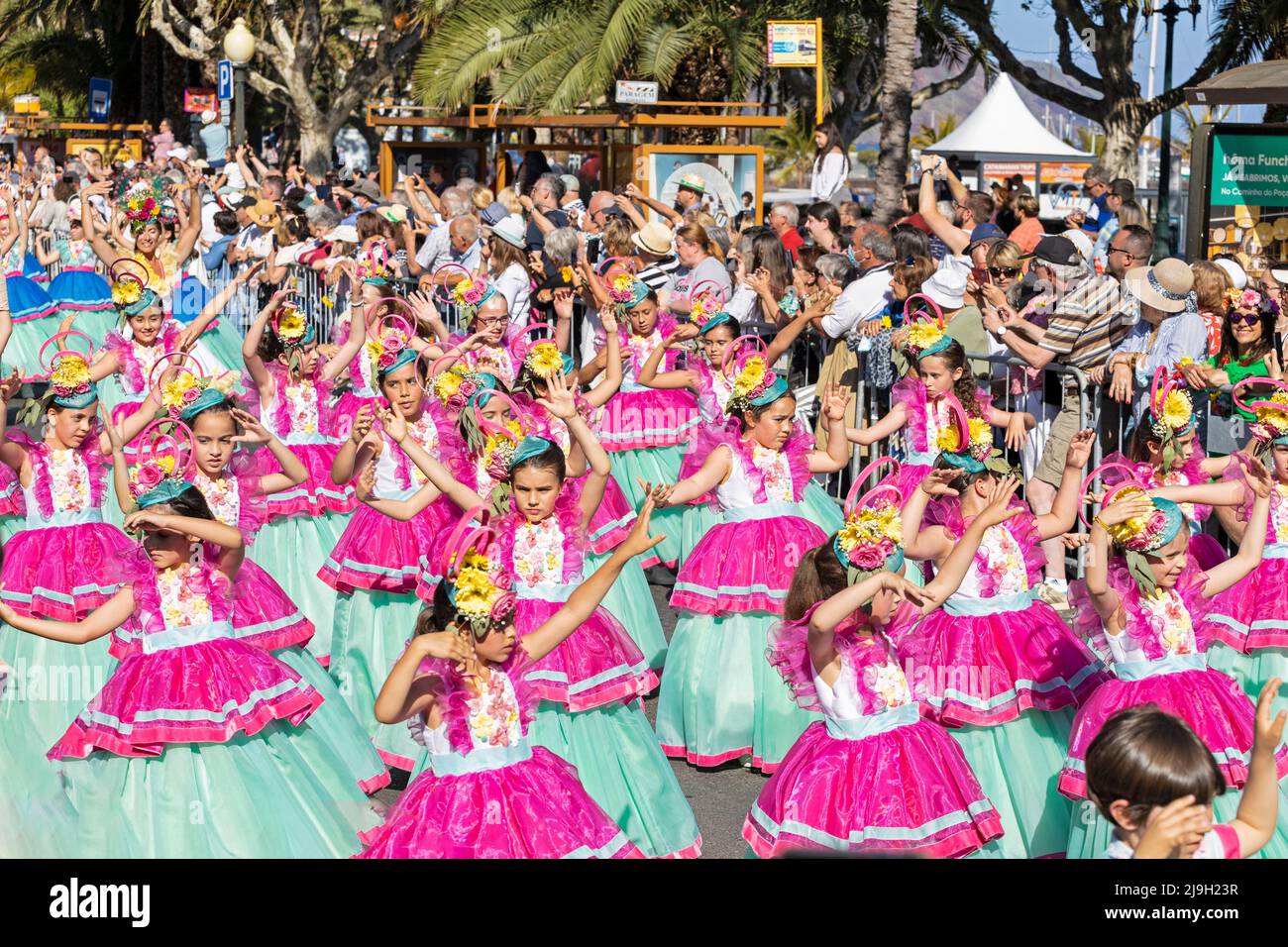 Funchal, Madeira - 8 maggio 2022: Il famoso Festa da Flor di Madeira. I bambini ballano nella sfilata dei fiori a Funchal. Foto Stock