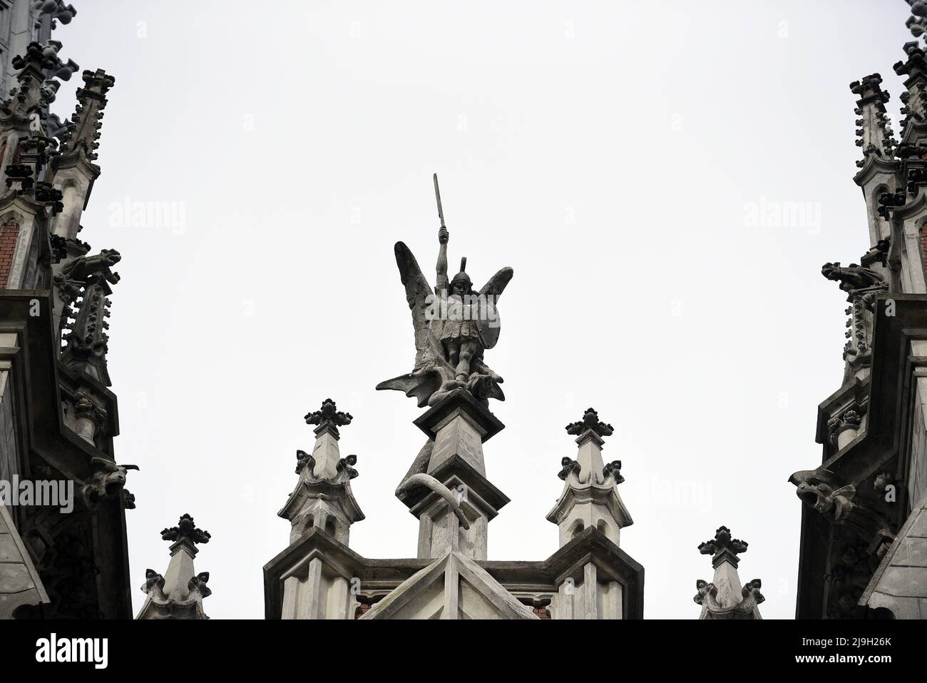 KIEV, UCRAINA - 20 MAGGIO 2022 - la statua di San Michele l’Arcangelo decora il tetto della Chiesa cattolica romana di San Nicola, Kyiv, capitale di Foto Stock