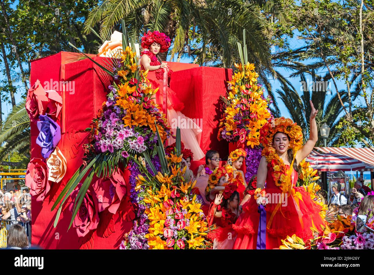 Funchal, Madeira - 8 maggio 2022: Il famoso Festa da Flor di Madeira. La sfilata di fiori a Funchal. Foto Stock