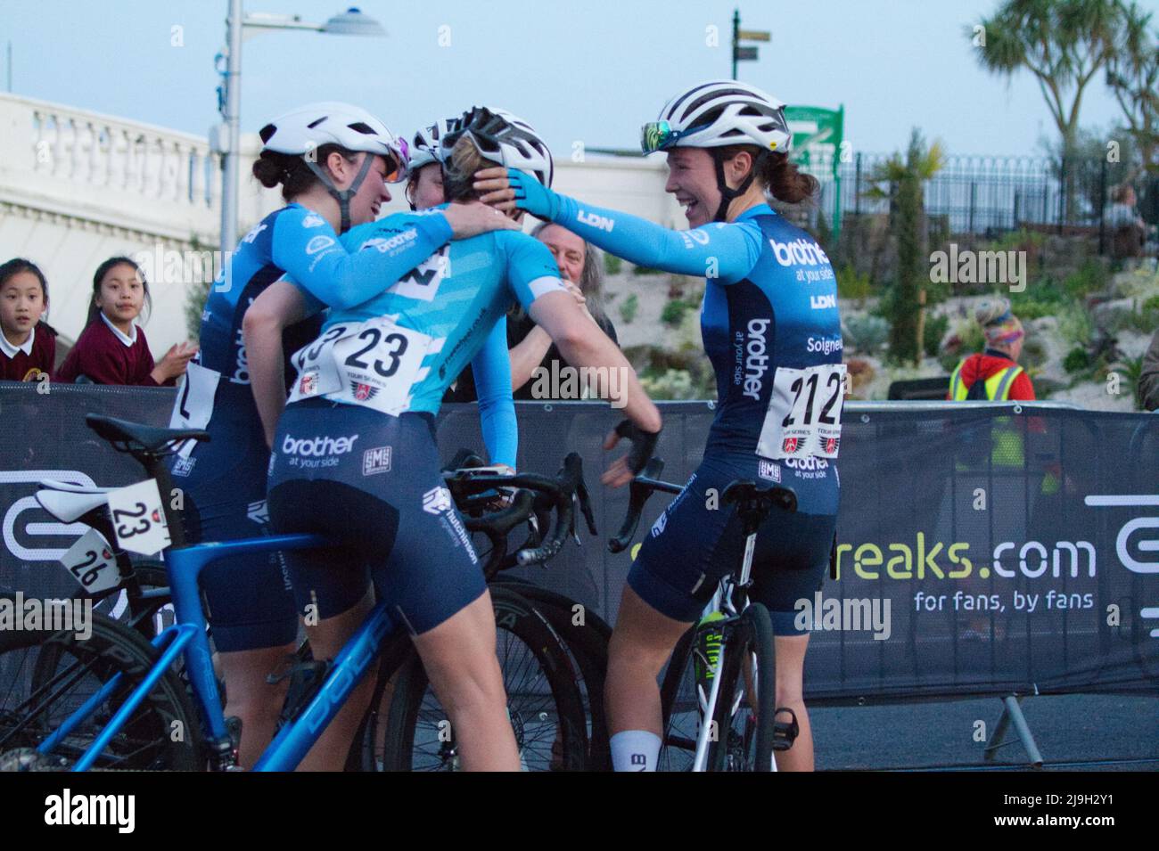 Evento ciclistico Tour Series 2022 round 5 a Clacton-on-Sea, Essex. Il team Brother UK–LDN festeggia la vittoria di Sammie Stuart. Foto Stock