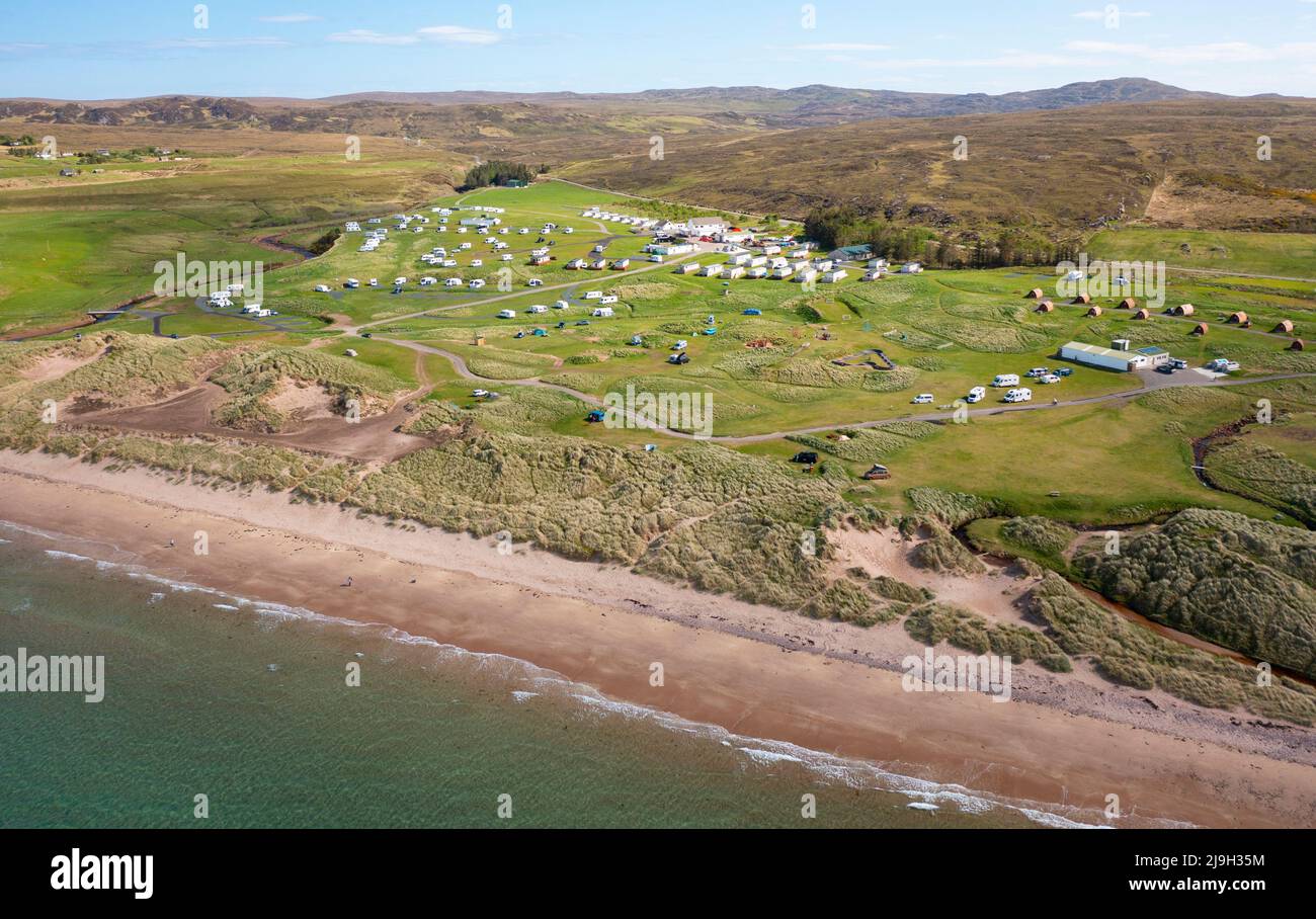 Vista aerea di Big Sands Beach e Sands Caravan Park sulla North Coast 500 Route, Wester Ross, Scottish Highlands, Scozia Foto Stock