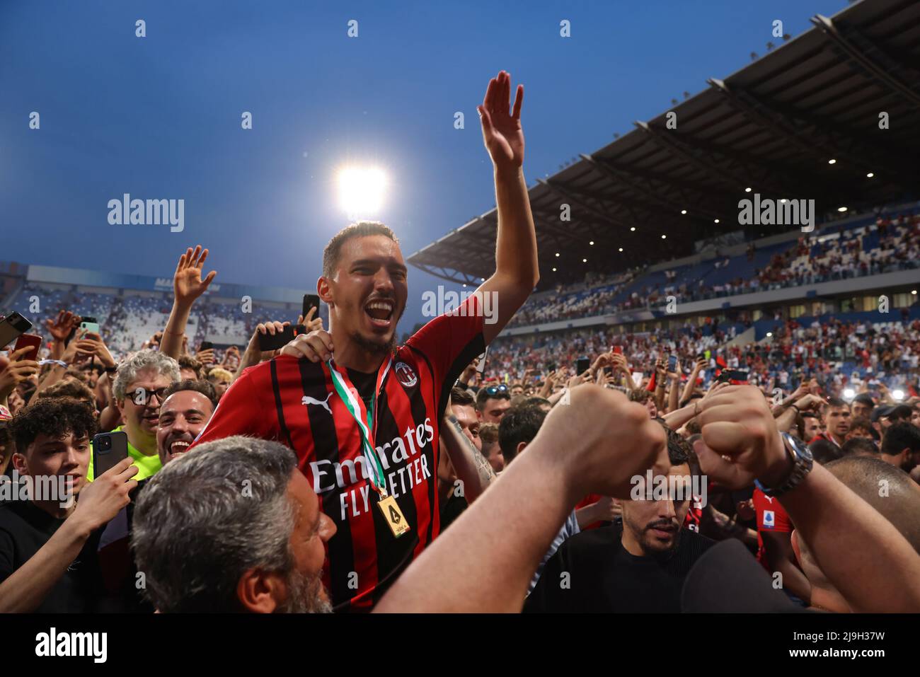 Sassuolo, Italia, 22nd maggio 2022. Ismael Bennacer di AC Milan festeggia con i tifosi che seguono la Serie A allo Stadio Mapei - Cittˆ del Tricolore, Sassuolo. Il credito d'immagine dovrebbe essere: Jonathan Moscrop / Sportimage Foto Stock