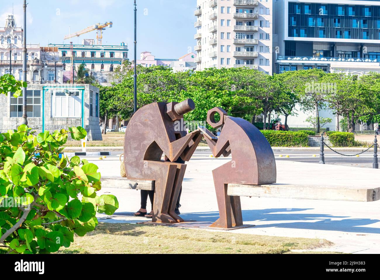 Scultura metallica contemporanea che decora la zona di Malecon. L'opera d'arte è il risultato della Biennale dell'Avana o della Bienal de la Habana. Foto Stock