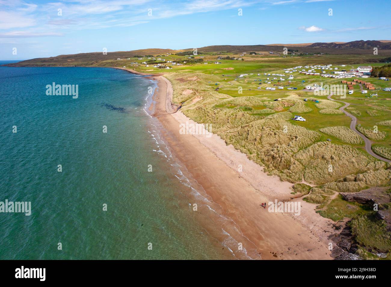 Vista aerea di Big Sands Beach e Sands Caravan Park sulla North Coast 500 Route, Wester Ross, Scottish Highlands, Scozia Foto Stock