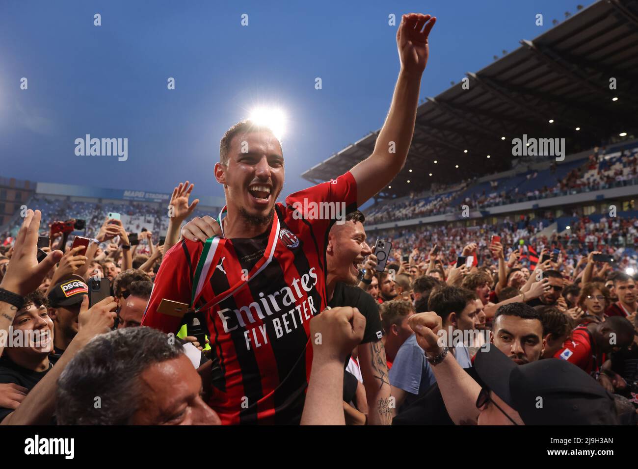 Sassuolo, Italia, 22nd maggio 2022. Ismael Bennacer dell'AC Milan festeggia con i tifosi dopo il fischio finale della Serie A allo Stadio Mapei - Cittˆ del Tricolore, Sassuolo. Il credito d'immagine dovrebbe essere: Jonathan Moscrop / Sportimage Foto Stock