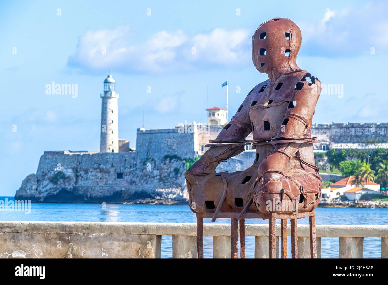 Scultura metallica contemporanea a El Malecon. L'opera d'arte è il risultato della Biennale dell'Avana o della Bienal de la Habana. El Morro castello o fo Foto Stock