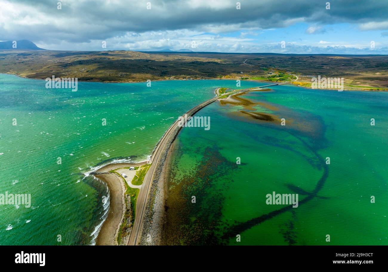 Vista aerea dal drone di Kyle of Tongue Causeway a Sutherland, Highlands scozzesi, Scozia, Foto Stock