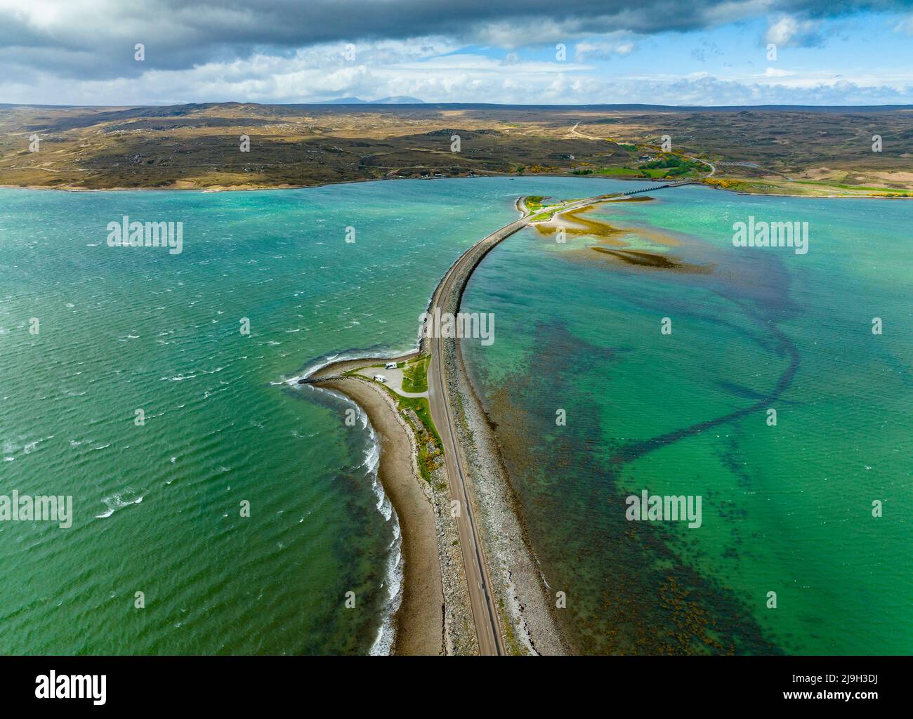 Vista aerea dal drone di Kyle of Tongue Causeway a Sutherland, Highlands scozzesi, Scozia, Foto Stock