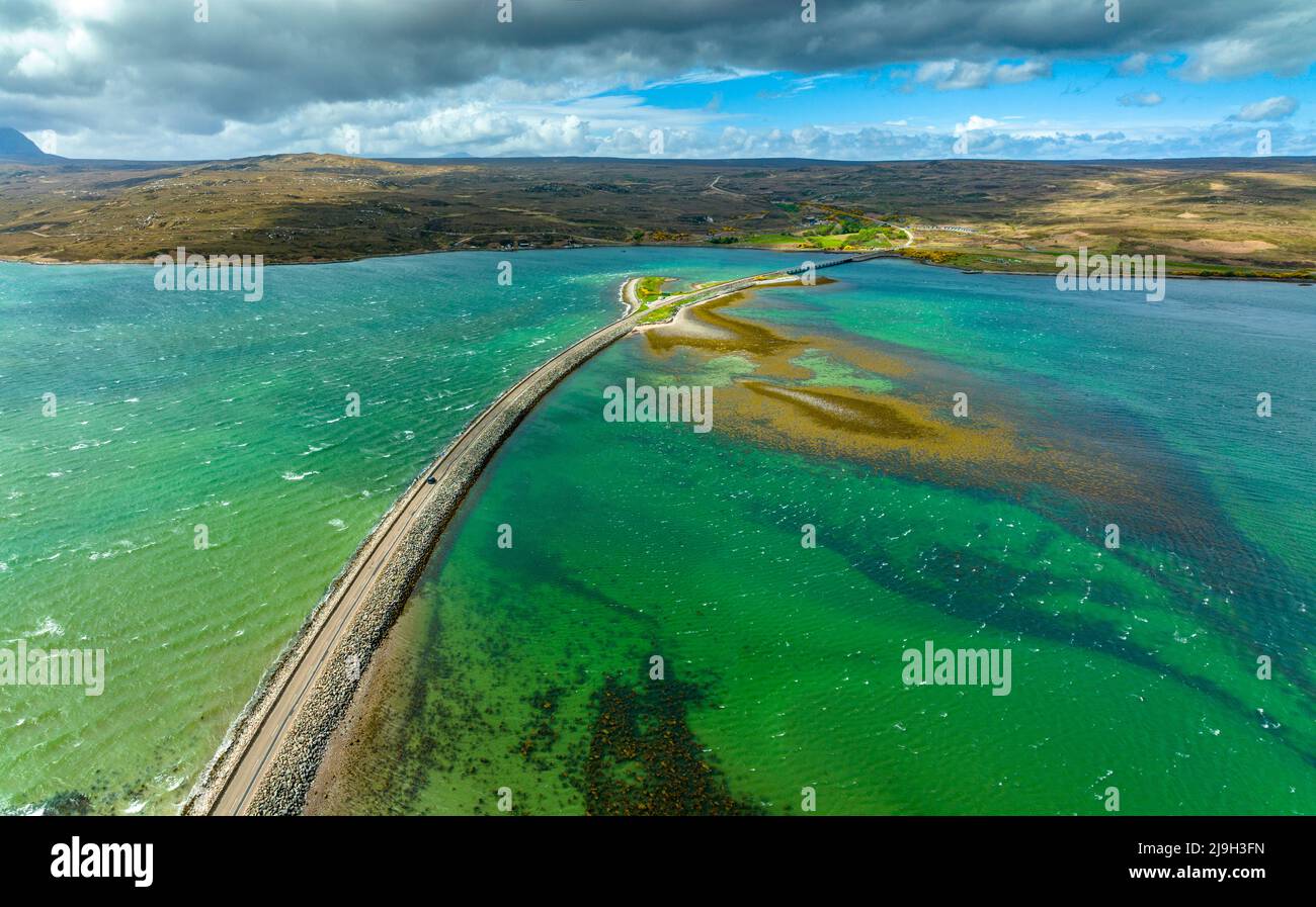 Vista aerea dal drone di Kyle of Tongue Causeway a Sutherland, Highlands scozzesi, Scozia, Foto Stock