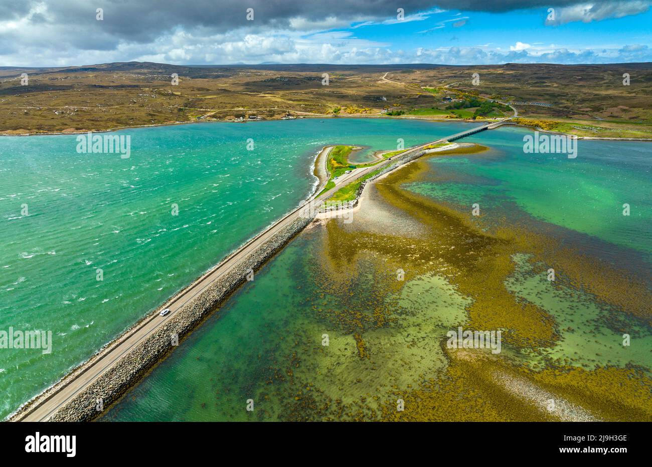 Vista aerea dal drone di Kyle of Tongue Causeway a Sutherland, Highlands scozzesi, Scozia, Foto Stock