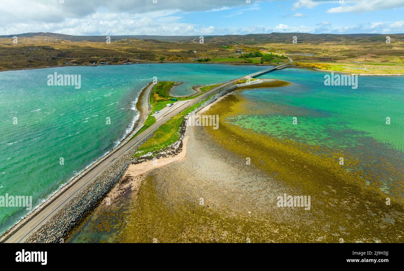 Vista aerea dal drone di Kyle of Tongue Causeway a Sutherland, Highlands scozzesi, Scozia, Foto Stock