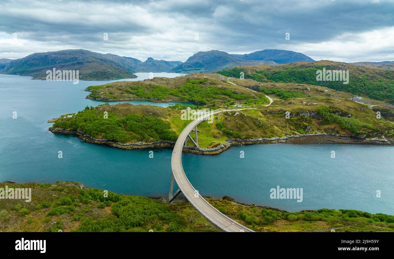 Vista aerea dal drone del ponte Kylesku e dall'autostrada sulla linea North Coast 500 a Sutherland, Scozia Foto Stock