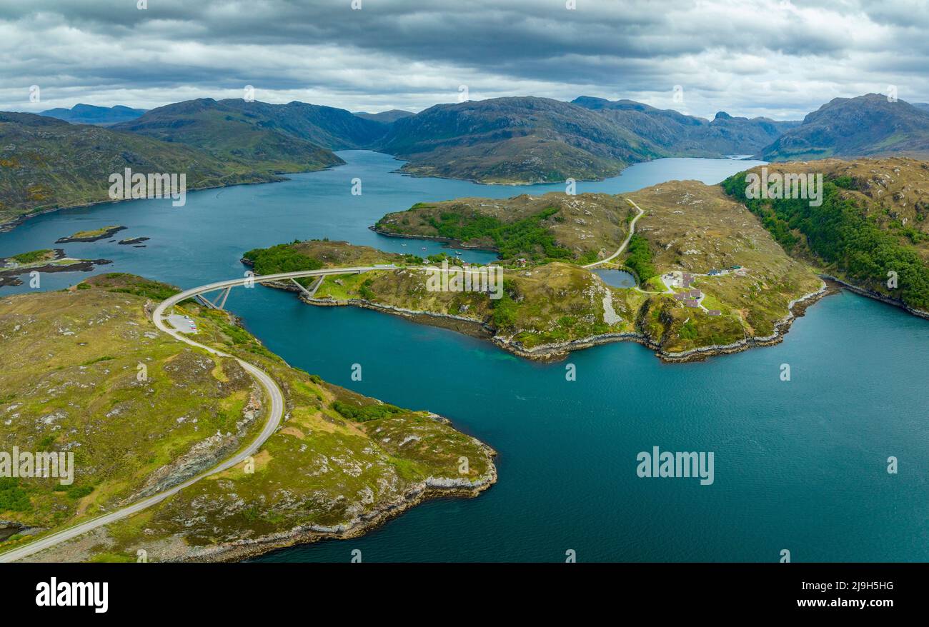 Vista aerea dal drone del ponte Kylesku e dall'autostrada sulla linea North Coast 500 a Sutherland, Scozia Foto Stock