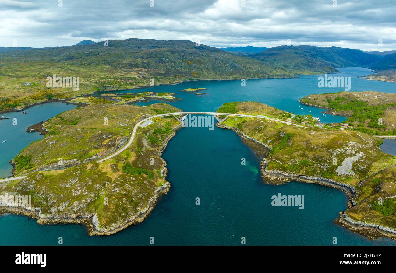 Vista aerea dal drone del ponte Kylesku e dall'autostrada sulla linea North Coast 500 a Sutherland, Scozia Foto Stock