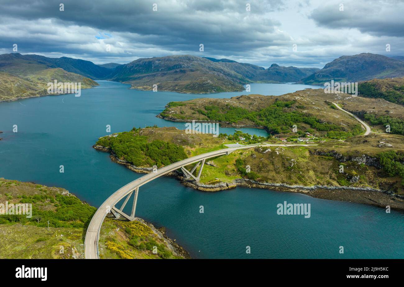 Vista aerea dal drone del ponte Kylesku e dall'autostrada sulla linea North Coast 500 a Sutherland, Scozia Foto Stock