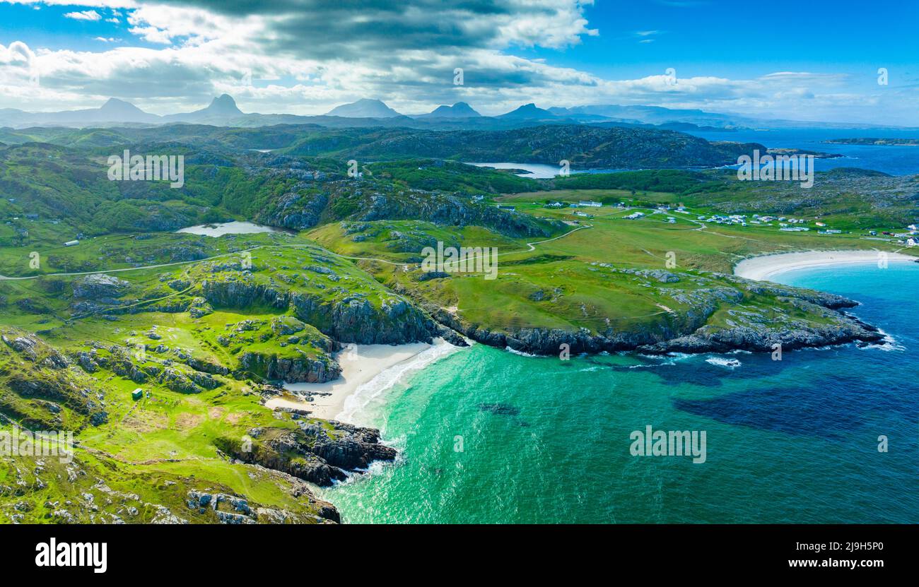 Vista aerea dal drone di spiagge a Achmelvich in Assynt, Sutherland, Highland, Scozia Foto Stock