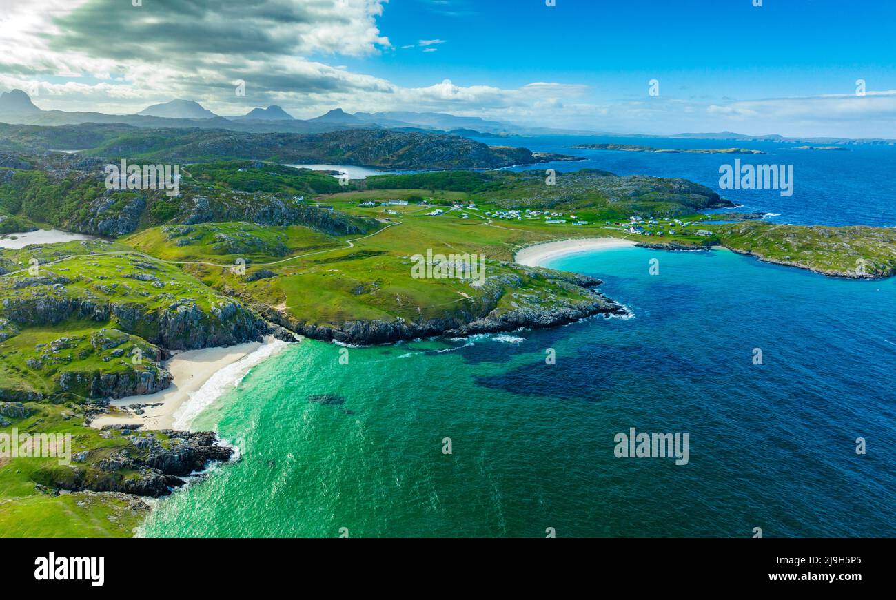Vista aerea dal drone di spiagge a Achmelvich in Assynt, Sutherland, Highland, Scozia Foto Stock