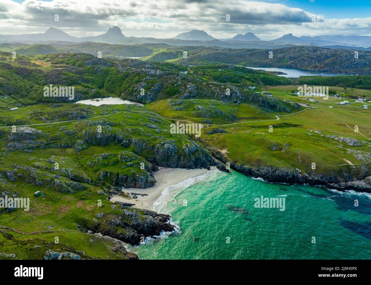 Vista aerea dal drone di spiagge a Achmelvich in Assynt, Sutherland, Highland, Scozia Foto Stock