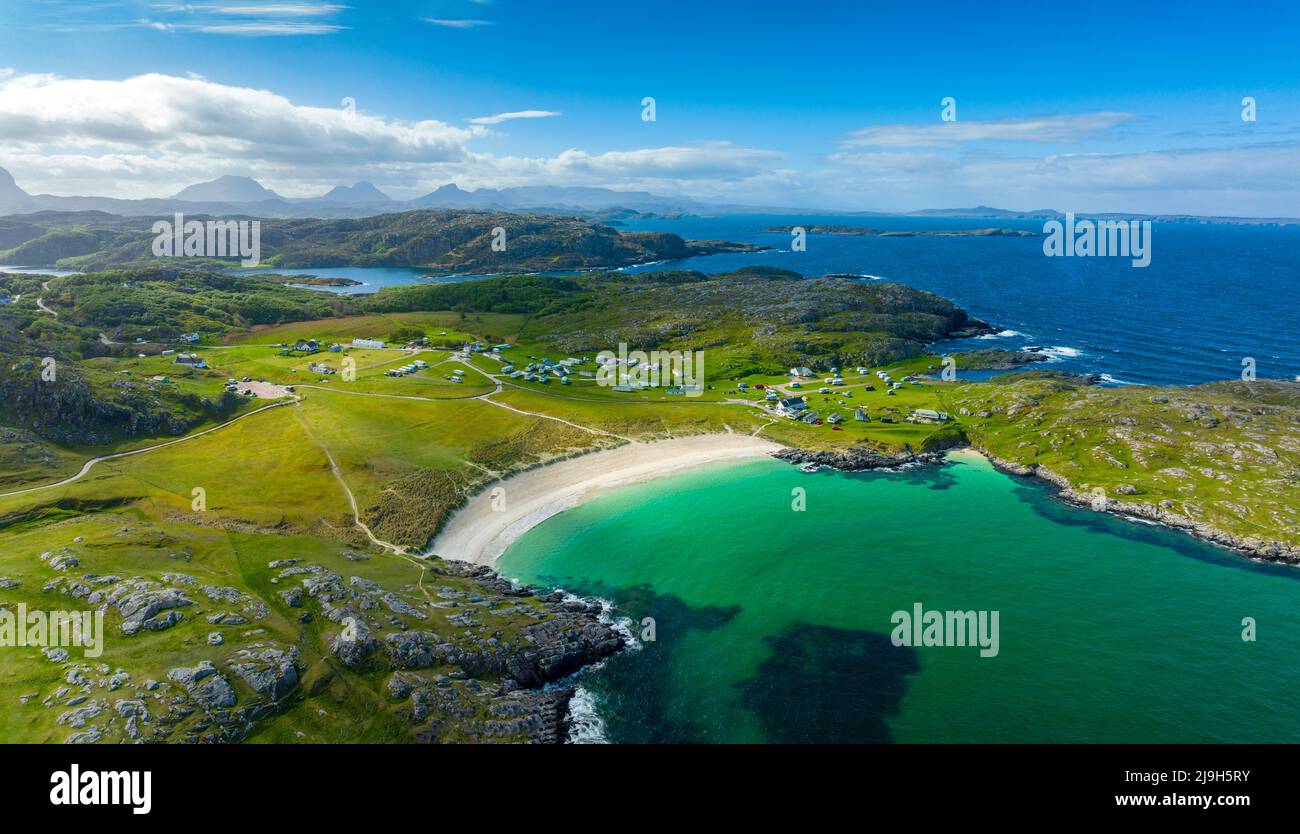 Vista aerea dal drone di spiaggia a Achmelvich in Assynt, Sutherland, Highland, Scozia Foto Stock