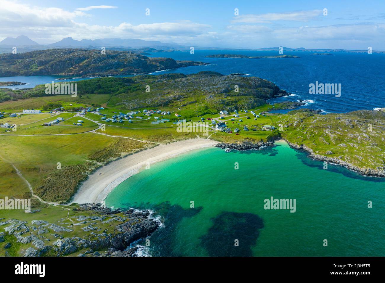 Vista aerea dal drone di spiaggia a Achmelvich in Assynt, Sutherland, Highland, Scozia Foto Stock
