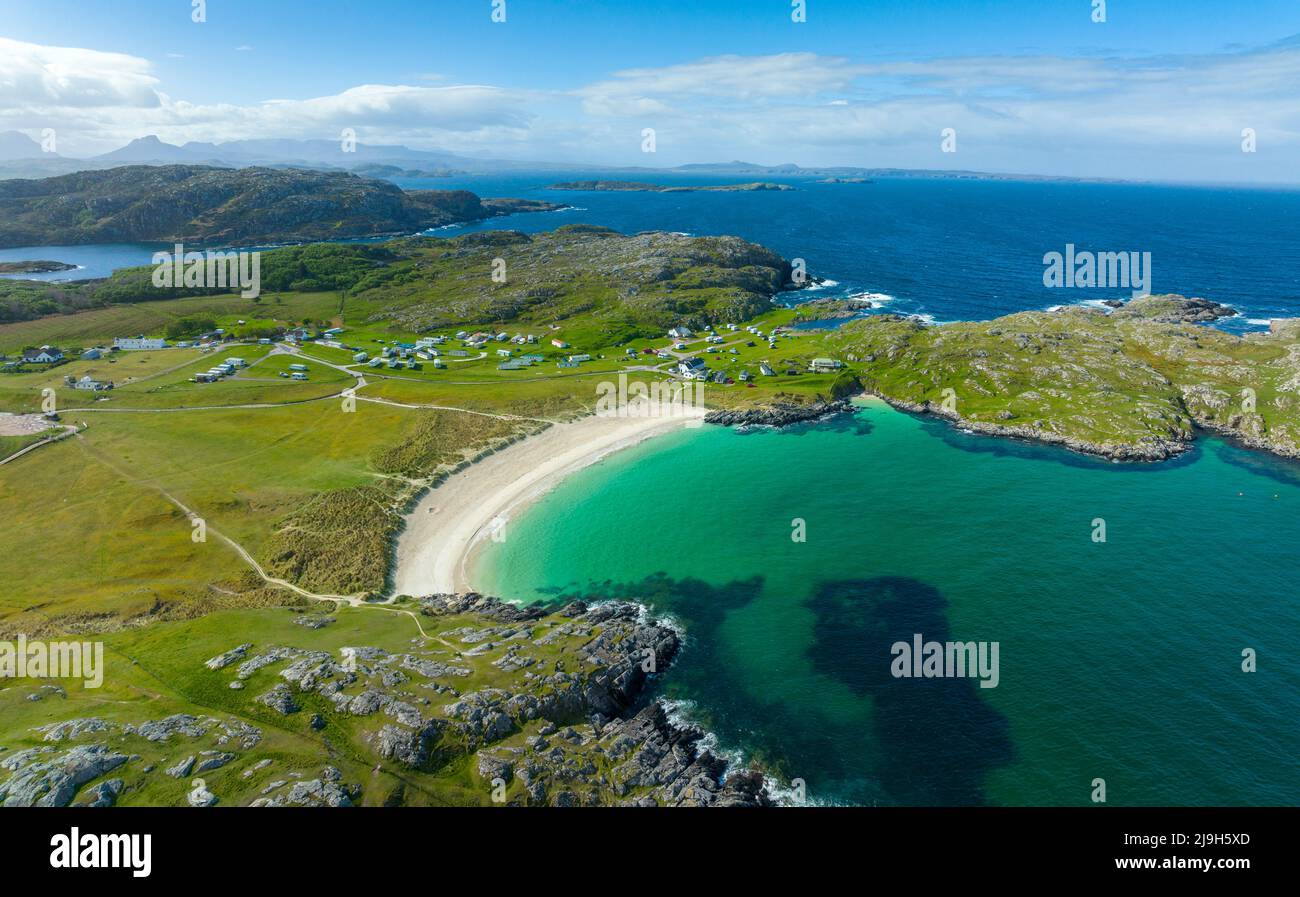 Vista aerea dal drone di spiaggia a Achmelvich in Assynt, Sutherland, Highland, Scozia Foto Stock