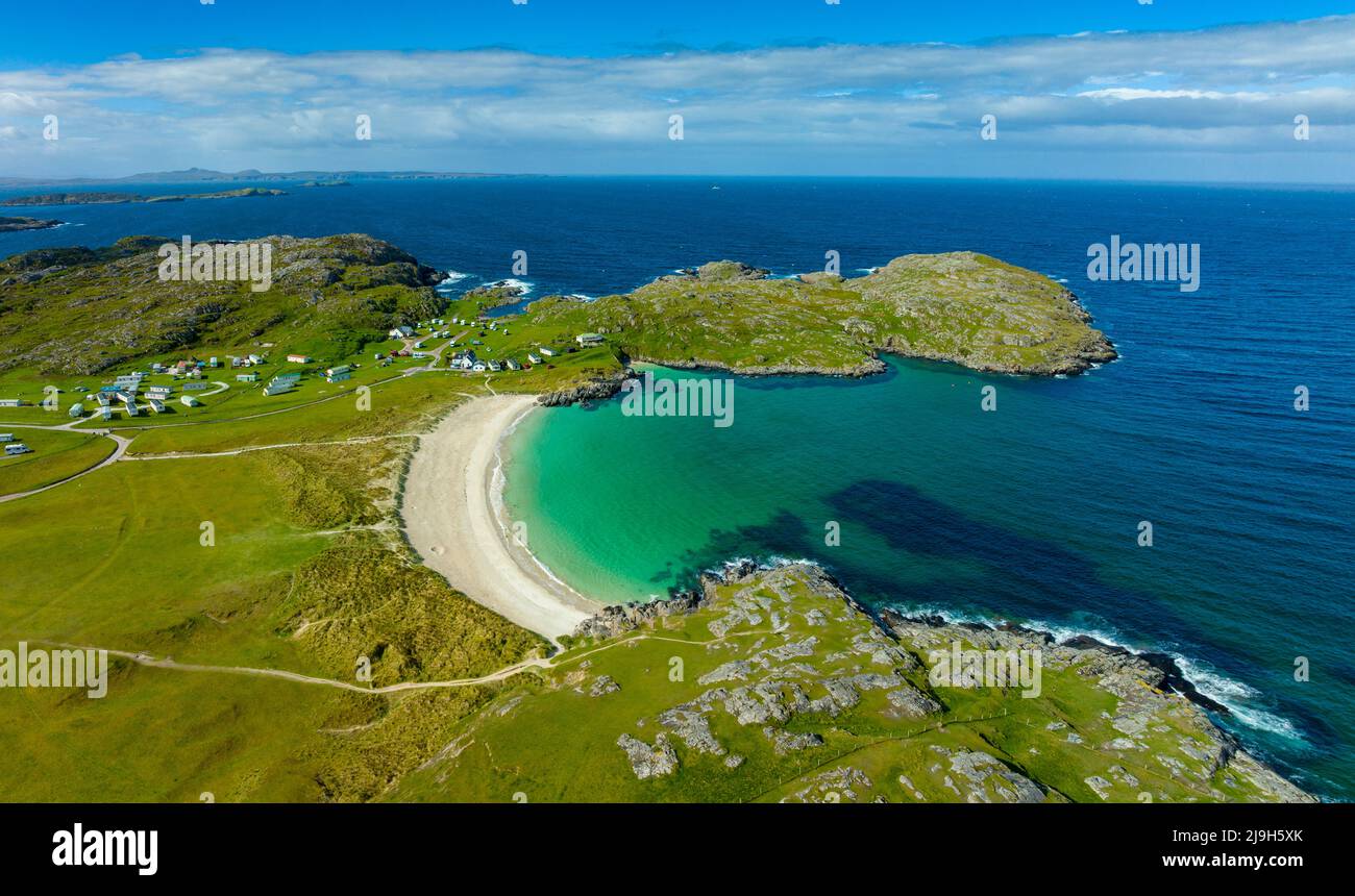 Vista aerea dal drone di spiaggia a Achmelvich in Assynt, Sutherland, Highland, Scozia Foto Stock