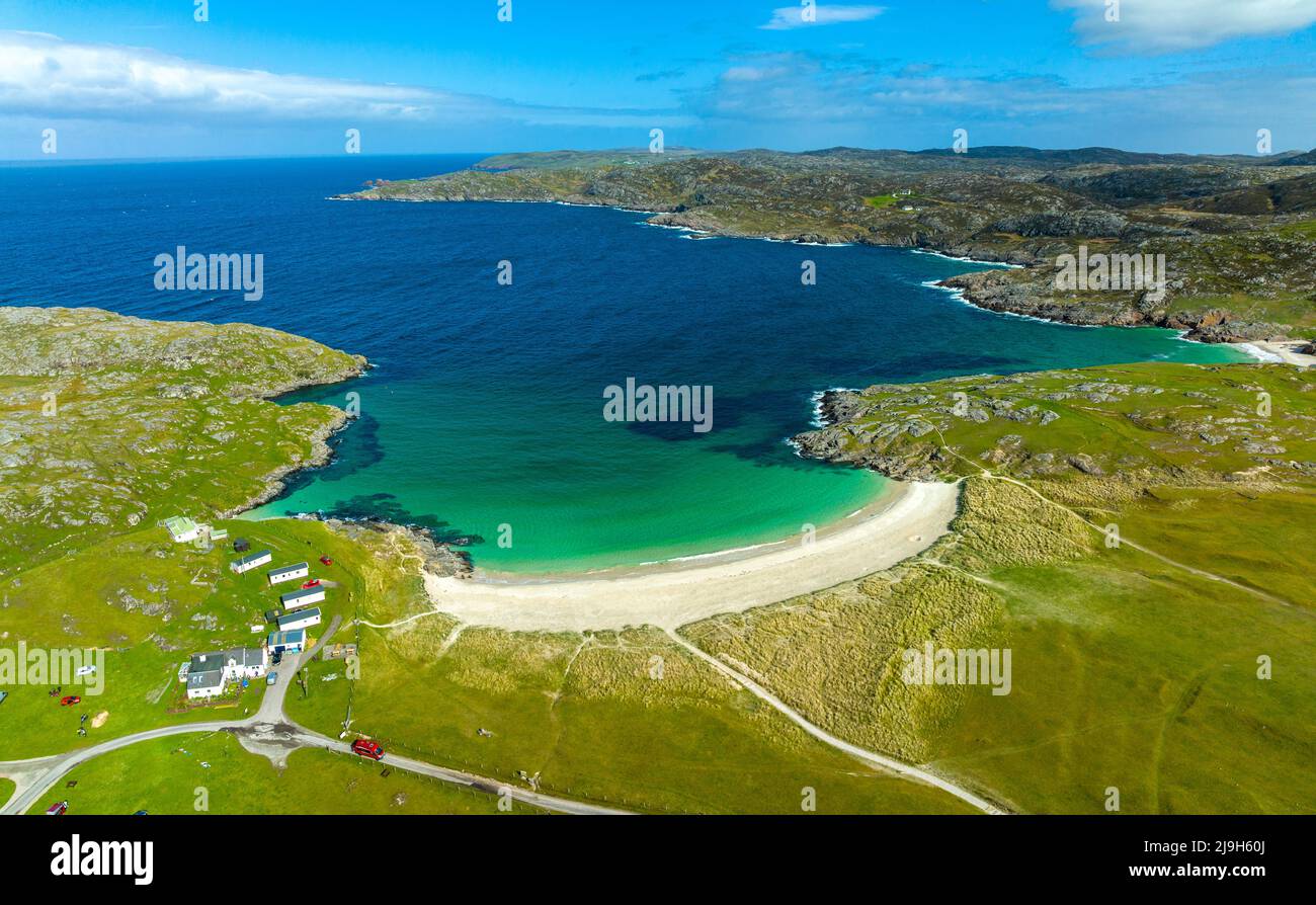 Vista aerea dal drone di spiaggia a Achmelvich in Assynt, Sutherland, Highland, Scozia Foto Stock