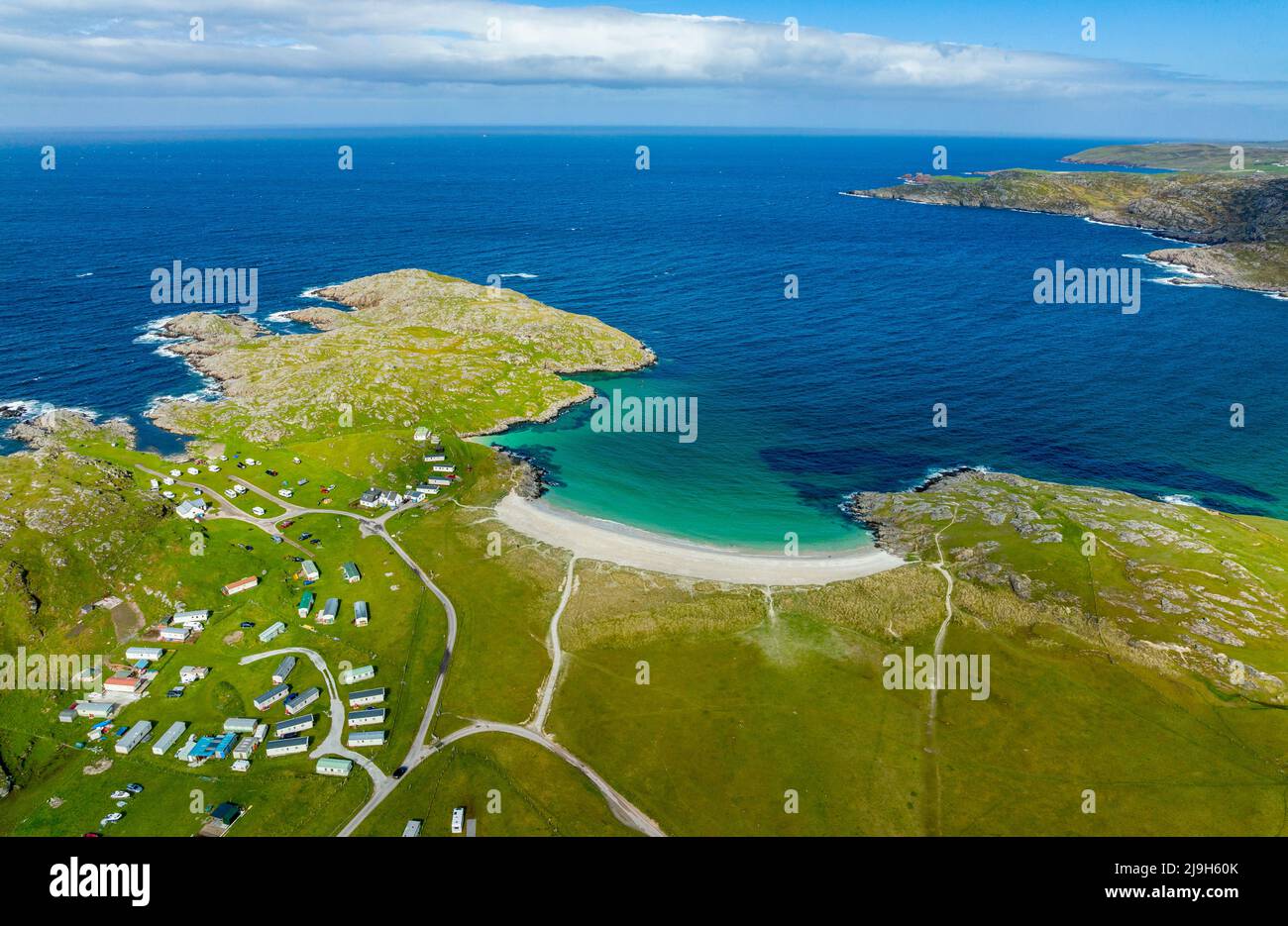 Vista aerea dal drone di spiaggia a Achmelvich in Assynt, Sutherland, Highland, Scozia Foto Stock