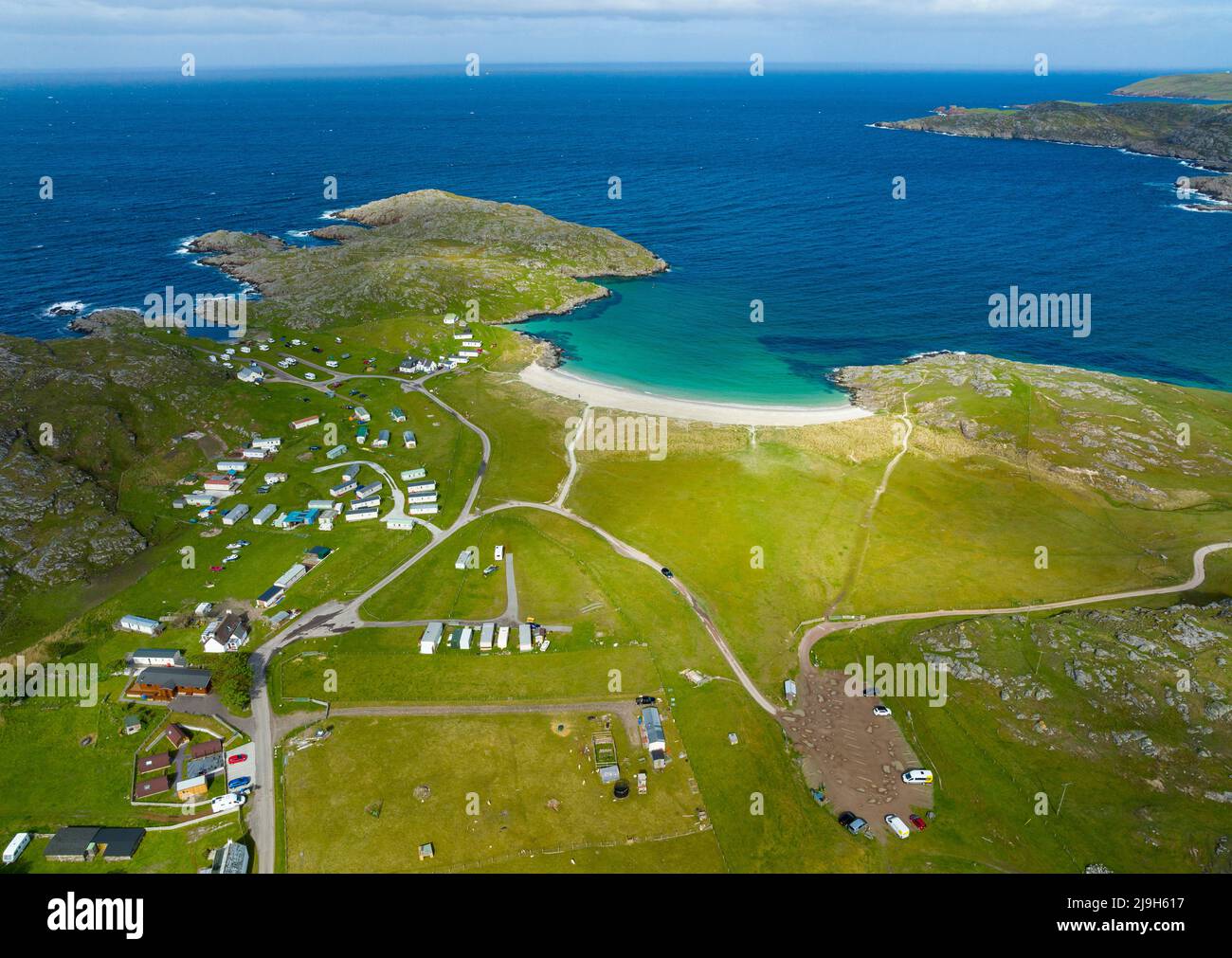 Vista aerea dal drone di spiaggia a Achmelvich in Assynt, Sutherland, Highland, Scozia Foto Stock