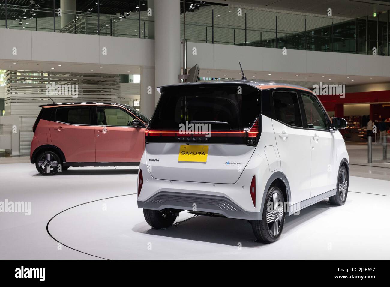 Yokohama, Giappone. 23rd maggio 2022. New Nissan Sakura (auto ev Kei a emissione zero) in mostra alla Nissan Gallery di Yokohama, Kanagawa. Il 20 maggio 2022 il costruttore di automobili Nissan ha presentato un nuovo modello di auto EV kei in esclusiva per il mercato giapponese. Ora in mostra alla Nissan Gallery all'interno della loro sede centrale globale a Yokohama, Kanagawa. Il nuovo Nissan Sakura (che prende il nome dal famoso ciliegio giapponese) è un veicolo completamente elettrico con emissioni zero. È stato co-sviluppato con Mitsubishi Motors. Credit: SOPA Images Limited/Alamy Live News Foto Stock