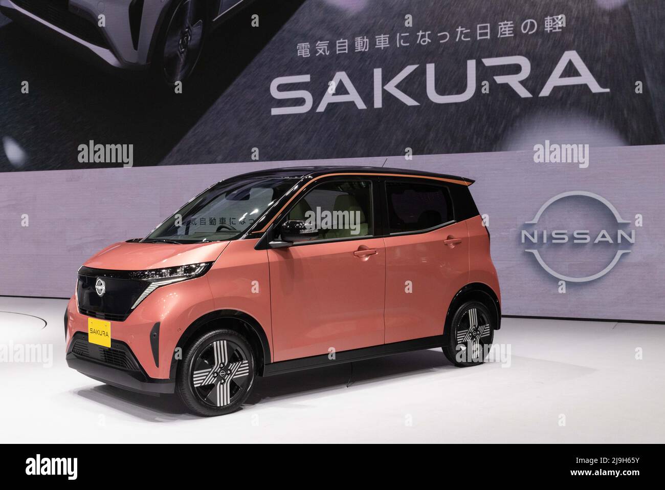 Yokohama, Giappone. 23rd maggio 2022. New Nissan Sakura (auto ev Kei a emissione zero) in mostra alla Nissan Gallery di Yokohama, Kanagawa. Il 20 maggio 2022 il costruttore di automobili Nissan ha presentato un nuovo modello di auto EV kei in esclusiva per il mercato giapponese. Ora in mostra alla Nissan Gallery all'interno della loro sede centrale globale a Yokohama, Kanagawa. Il nuovo Nissan Sakura (che prende il nome dal famoso ciliegio giapponese) è un veicolo completamente elettrico con emissioni zero. È stato co-sviluppato con Mitsubishi Motors. Credit: SOPA Images Limited/Alamy Live News Foto Stock