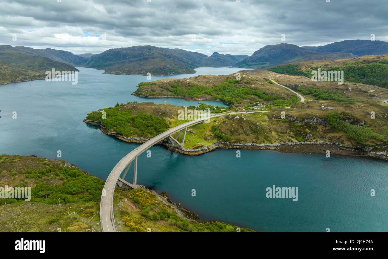 Vista aerea dal drone del ponte Kylesku e dall'autostrada sulla linea North Coast 500 a Sutherland, Scozia Foto Stock