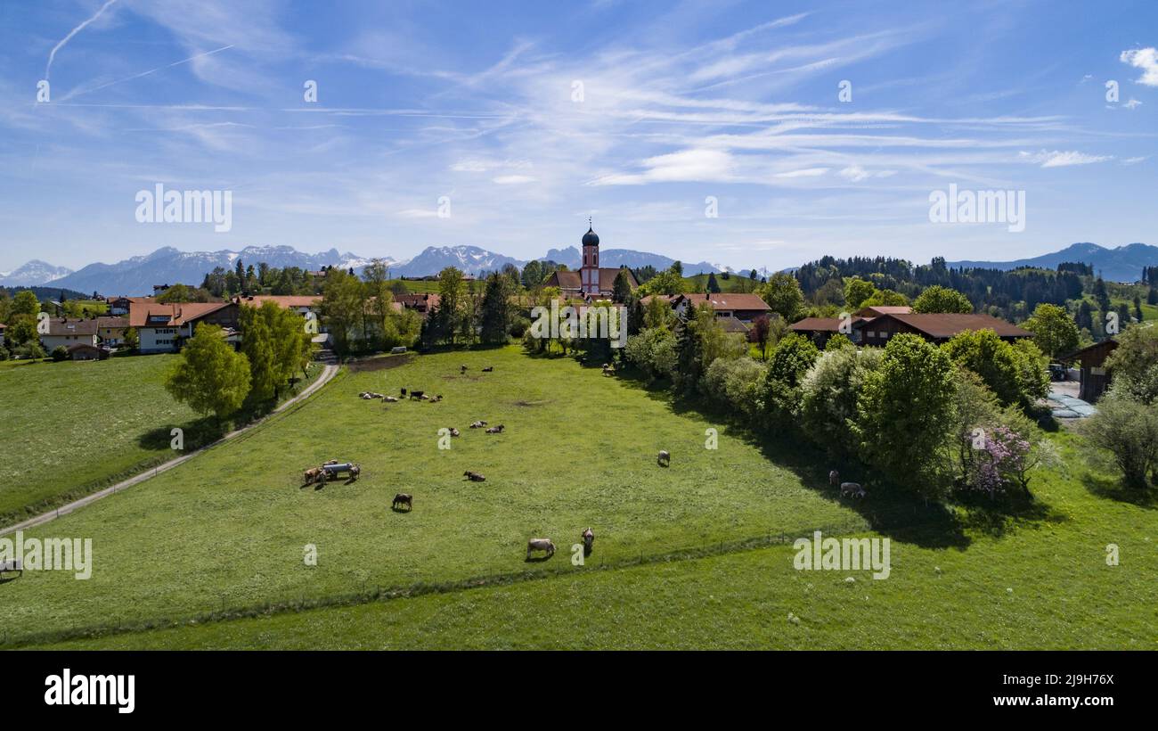 Vista del villaggio di Seeg nel Allgäu, sullo sfondo le Alpi Allgäu, Swabia, Baviera, Germania, Europa Foto Stock